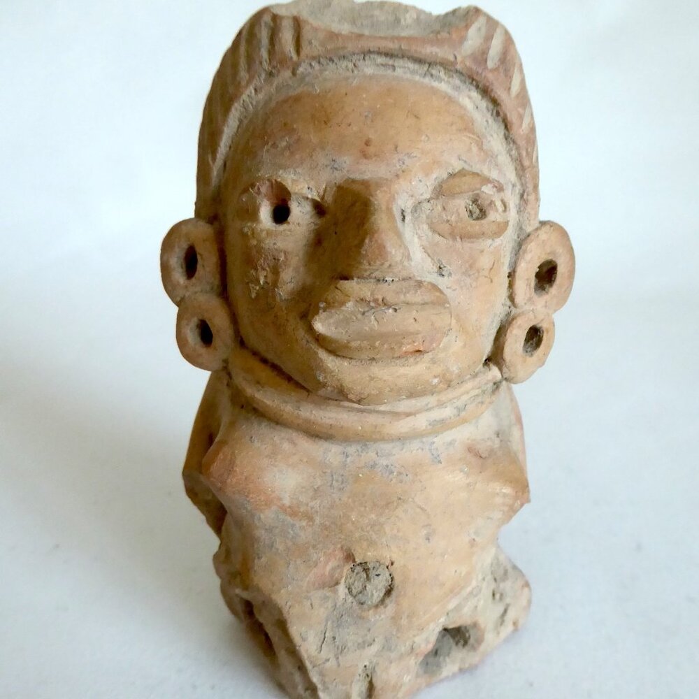 ANCIENT PRE-COLUMBIAN CLAY POTTERY EARTHENWARE SEATED FEMALE ARTIFACT (DAMAGED)
